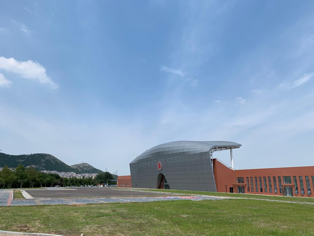 山东管理学院长清校区体育场看台西侧网球场及景观提升工程圆满完工