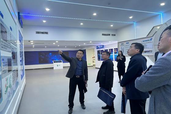 一群人站在室内描述已自动生成