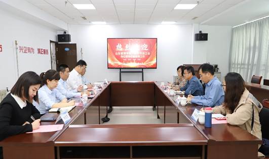 人们在厨房里描述已自动生成